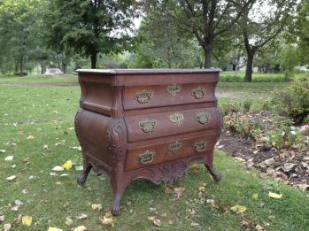 Top lot of the day, a French Canadian carved chestnut bombe-form commode, sold with buyer's premium for $77,025. 